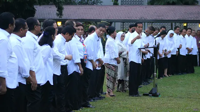 Usai mengenalkan nama-nama menterinya, Presiden Joko Widodo mengajak mereka berfoto bersama.