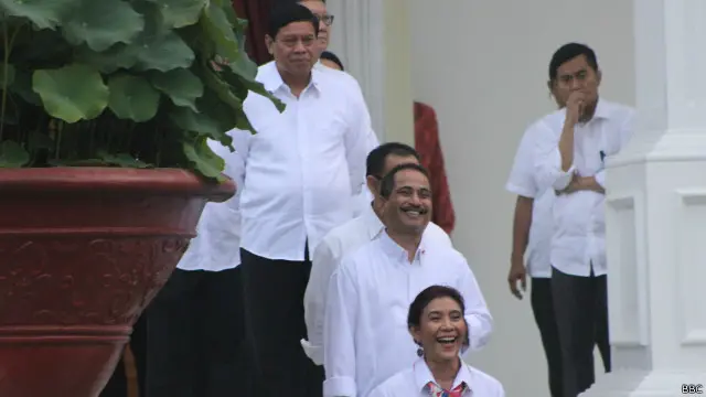 Menteri Kelautan dan Perikanan Susi Pudjiastuti (paling depan) menulis dalam akun Twitter miliknya, bahwa dirinya telah ditawar Rp5 triliun agar mundur sebagai menteri.