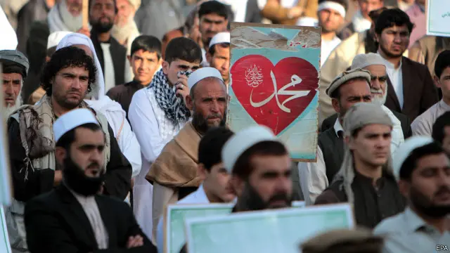 نظم الأفغان عدة احتجاجات على المقال. 