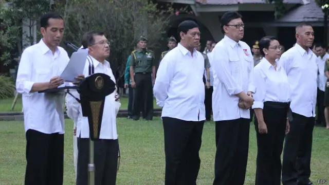Presiden Jokowi didampingi Wapres Jusuf Kalla, dan empat menterinya, diantaranya politisi PDI Perjuangan Tjahyo Kumolo.