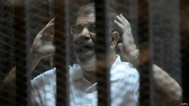 أبرز الاتهامات الموجهة لمرسي هي التخابر مع منظمات أجنبية، في إشارة لحماس.