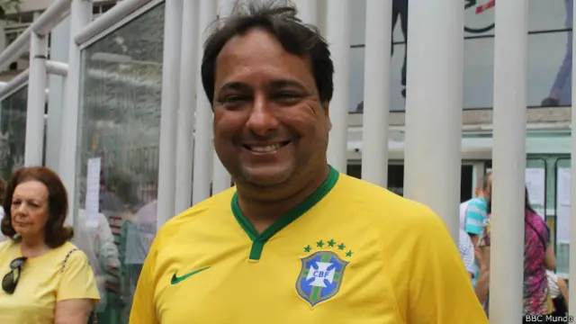 Alexandre Penalber acudió a votar con la camiseta de la selección.