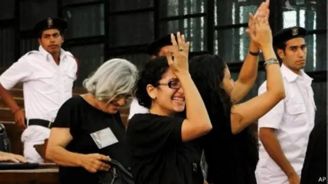 سناء (التي تضع نظارة وسط الصورة) تحتفل في قاعة المحكمة بعد الافراج عن شقيقها علاء في سبتمبر أيلول الماضي بكفالة.