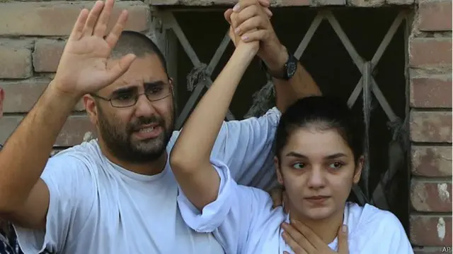 著名的博客作者阿拉（Alaa Abdel-Fattah）被指违反抗议法被判刑15年，目前正在申诉。他的妹妹萨那•赛义夫（Sanaa Seif）在这次被判罪者之列