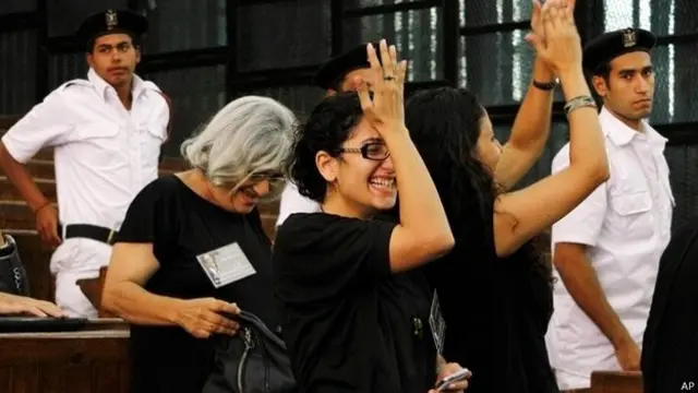 萨那•赛义夫（戴眼镜者）9月份在法庭上其兄被判交保获释时欢呼