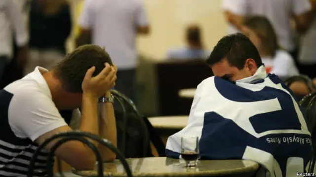 Los seguidores de Neves lamentan la derrota.