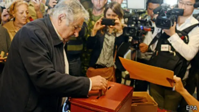 Mujica levantó enorme expectación al ir a votar este domingo.
