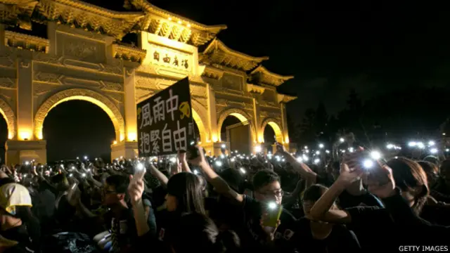 台湾学生于台北自由广场集会声援香港“雨伞运动”（1/10/2014）