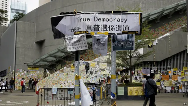 “占领中环”金钟夏悫道示威区上的仿制路牌标语“真普选系边道”（25/10/2014）