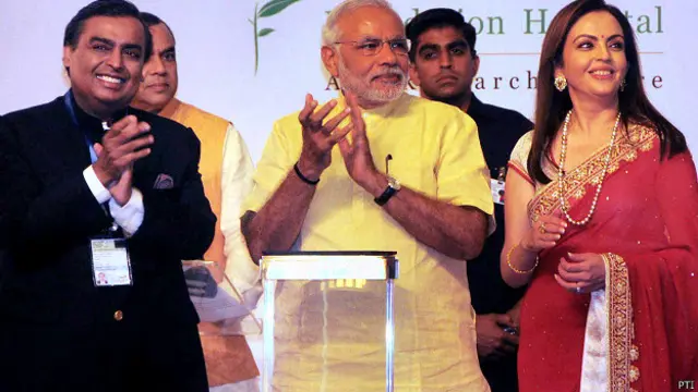 नरेंद्र मोदी, नीता अंबानी और मुकेश अंबानी