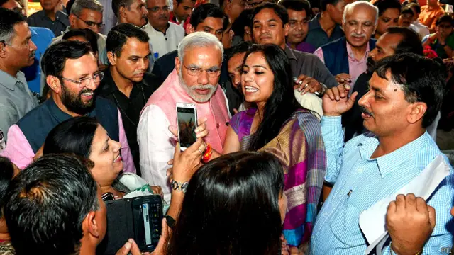 मोदी पत्रकारों के साथ तस्वीर खिंचवाते हुए