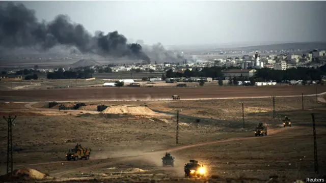 الدخان يتصاعد من بلدة عين العرب (كوباني)