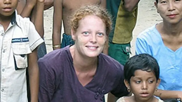 Bà Kaci Hickox (áo tím) tham gia làm việc tình nguyện ở Sierra Leone