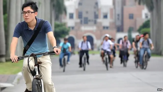台北國立台灣大學校園內學生騎自行車穿梭（資料圖片）