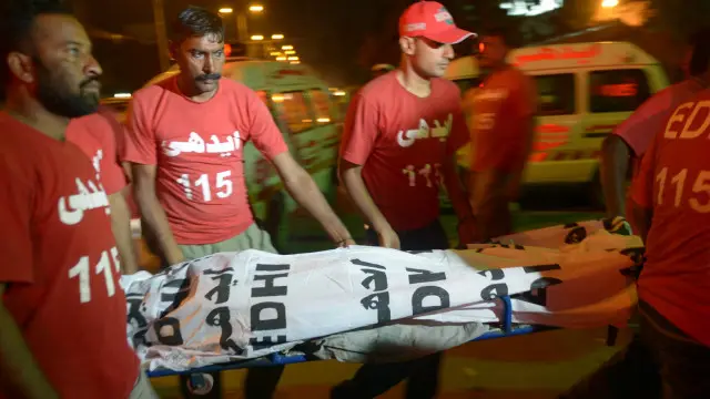 تقریباً ایک ماہ پہلے بھی نوشہرہ میں سڑک کے کنارے سے لاشیں ملنے کے دو واقعات پیش آئے تھے