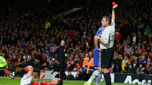 Ivanovic bị thẻ đỏ từ trọng tài Phil Dowd