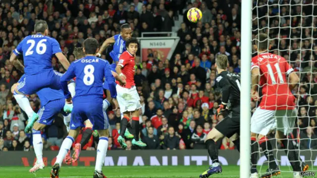 Lão tướng Drogba đánh đầu ghi bàn mở tỉ số cho Chelsea
