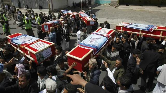 الحوثيون يشيعون جنازات ضحايا هجومين انتحاريين وقعا الخميس وأوديا بحياة 70 شخصا.