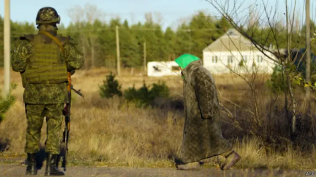 Украинский солдат и пожилая избирательнца в день парламентских выборов 26 октября 2014 года в Луганской области