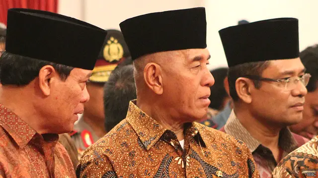 Menteri Pertahanan Ryamizard Ryacudu (tengah) menjelaskan dana tebusan bukan uang negara. 