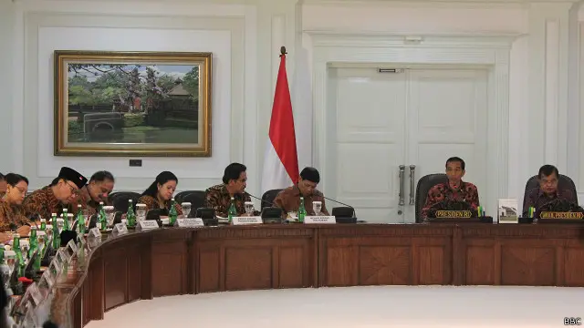 Para pengamat mengatakan, seruan berhemat tidak akan berjalan jika tidak disertai pengawasan dan sanksi yang tegas. 