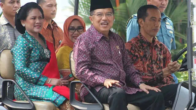 Presiden Joko Widodo dan Wapres Jusuf Kalla di komplek Istana Merdeka, Senin (27/10) siang.