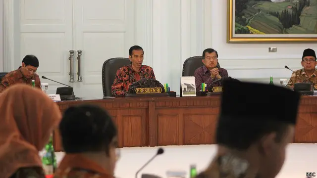 Presiden Joko Widodo menggelar rapat kabinet perdana di tengah reaksi pasar yang kurang positif atas tim ekonominya.