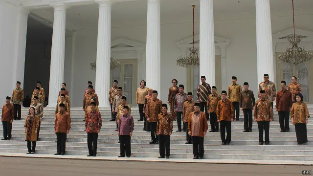 Para pengamat telah memperingatkan, jika benar ada niat untuk merombak kabinet, agar Presiden Joko Widodo lebih memperhatikan kinerjanya menterinya ketimbang faktor lainnya. 