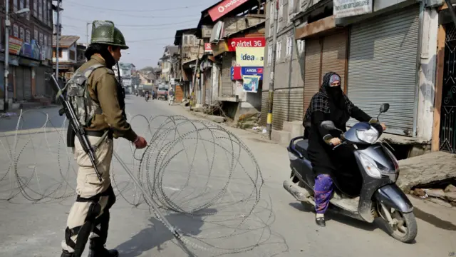 بھارت کے زیر انتظام کشمیر کے دارالحکومت سری نگر میں سڑکوں پر ٹریفک نہ ہونے کی برابر رہی اور بہت سی سڑکوں کو خار دار تار لگا کر بند کر دیا گیا تھا۔