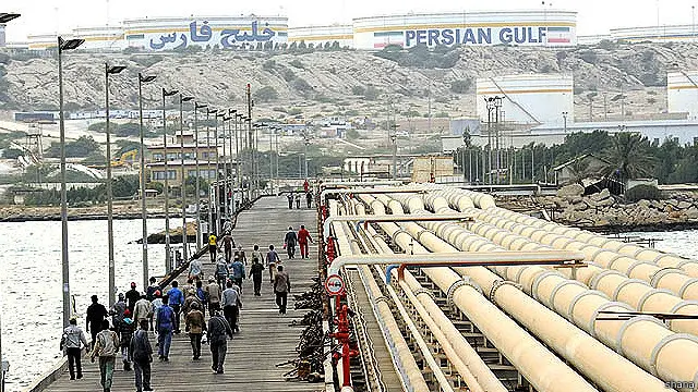 اسکله نفتی خارک در خلیح فارس. اقتصاد ایران به شدت به درآمدهای نفتی وابسته است