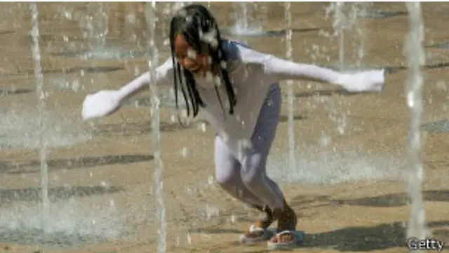 Niña en la fuente del Monumento a la Revolución en México. Foto: AFP/Getty