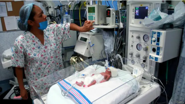 Enfermera atiende a un recién nacido en México. Foto: AFP/Getty