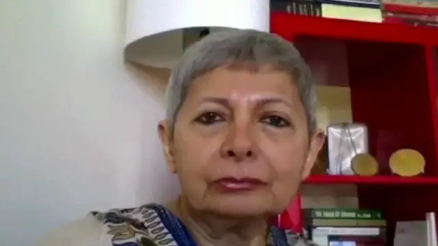 مهرانگیز کار، که به اتهام شرکت در کنفرانس برلین محاکمه شد، در کتاب "گردنبند مقدس" تصاویر تکان دهنده ای از دادگاه ها در دهه ۷۰ را ارائه می‌دهد