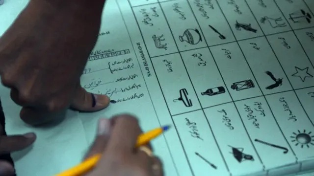 صدارتی آرڈیننس کے تحت سنہ 2013 کے انتخابات میں دھاندلی کے الزامات کا تعین کرنے کے لیے کمیشن تشکیل دیا جائے گا۔جو سپریم کورٹ کےتین ججوں پر مشتمل ہوگا