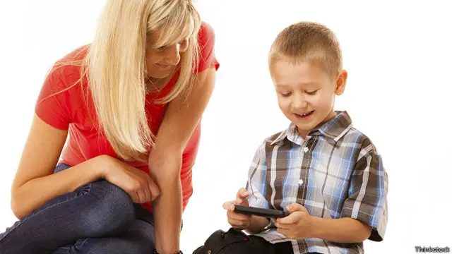 Мать и сын со сматрфоном