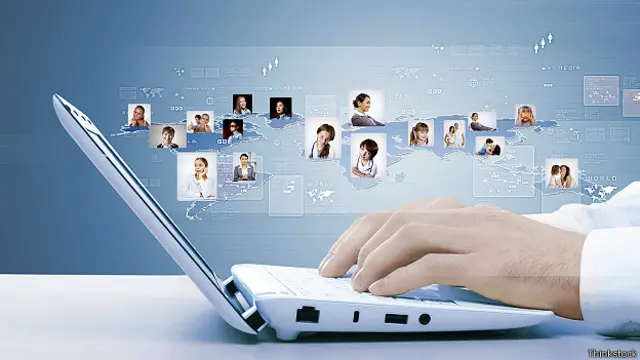 Аватарки соцсетей вокруг компьютера