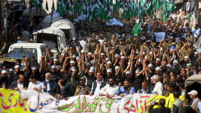 اس ریلی میں حزب المجاہدین کے کفن پوش رضاکاروں کا ایک گروپ بھی شامل رہا۔