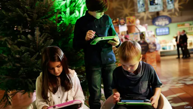 Дети с планшетами