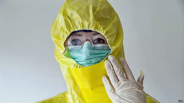 Perawat yang bersentuhan langsung memiliki pakaian khusus untuk mencegah penularan.