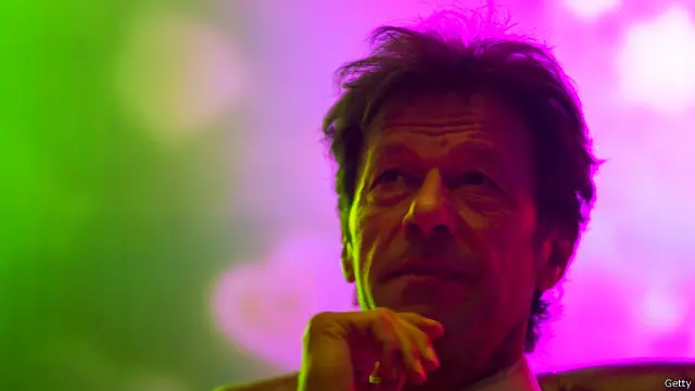 خیبر پختونخوا میں سکول کھلنے سے پہلے وہاں کی سکیورٹی کا جائزہ لیا جائےگا: عمران خان