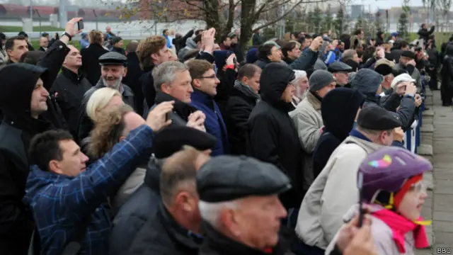 Толпа в порту Клайпедау встречает первый танкер со сжиженным газом