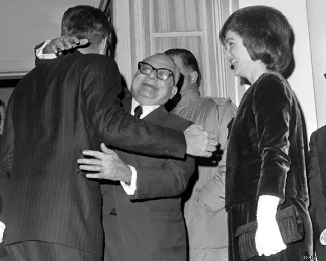 Rómulo Betancourt abraza a Kennedy en 1963