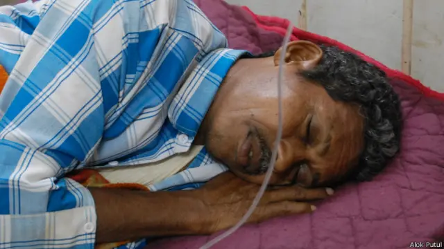 अस्पताल में भर्ती आदिवासी