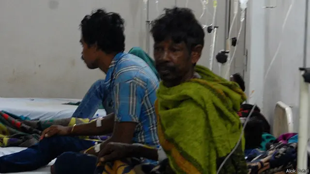 अस्पताल में भर्ती आदिवासी