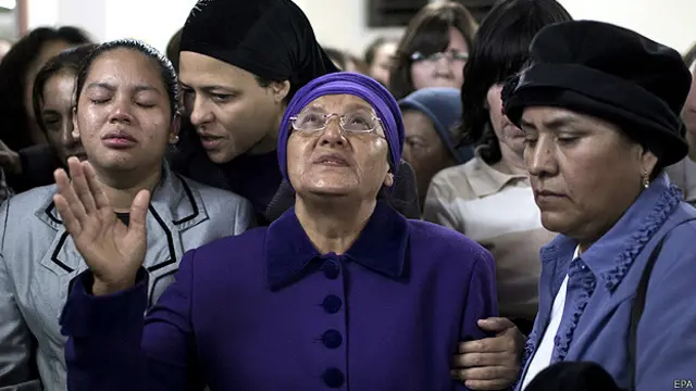Madre de Karen Mosquera durante el funeral de la joven