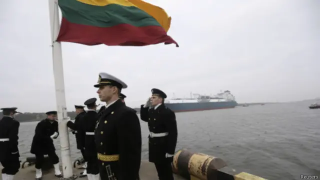 Поднятие национального флага в порту Клайпеда