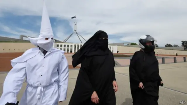 ක්ලු ක්ලුක්ස් ක්ලෑන් කල්ලියට අයත් සුදු පැහැති ඇදුම