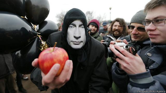 Участники демонстрации против аннексии Крыма в Санкт-Петербурге
