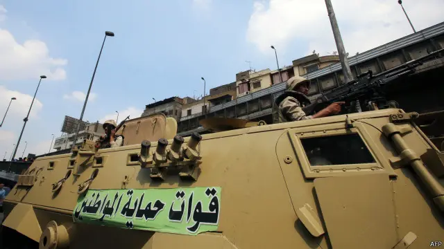 (أرشيف) يسمح القرار الرئاسي لقوات الجيش بمشاركة الشرطة في حماية وتأمين المنشآت الحيوية بالدولة لمدة عامين.