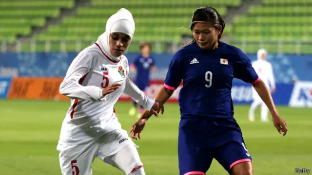 Sepak bola ialah salah satu cabang olahraga yang memiliki kesenjangan lebar dalam pemberian hadiah bagi atlet pria dan perempuan.